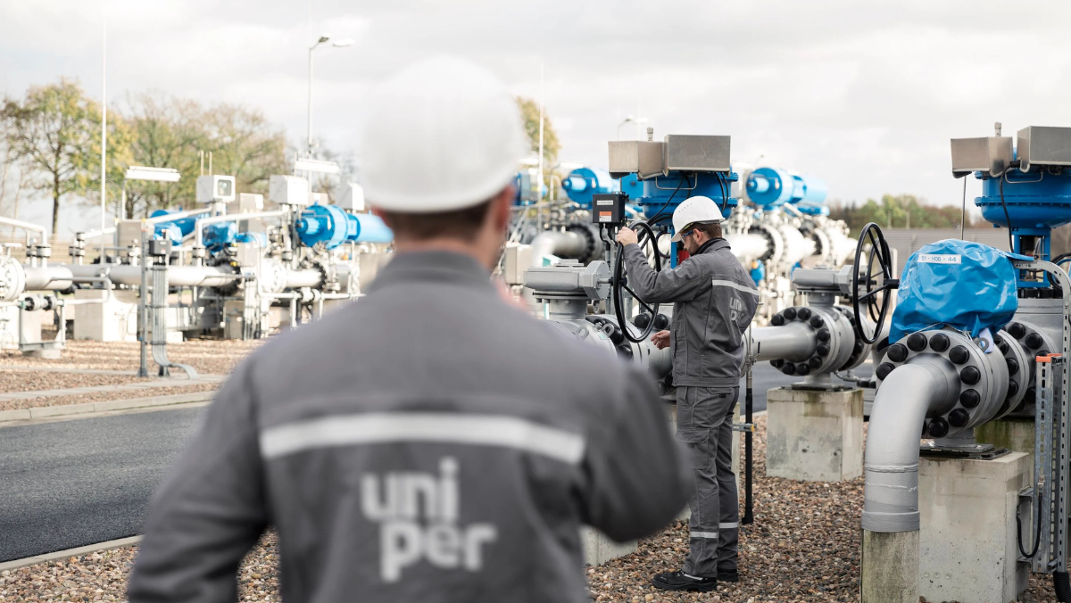 Technicians monitoring biomethane pipelines supporting Europe’s clean gas transition