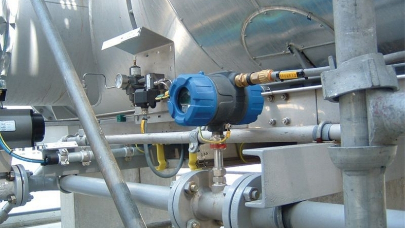 Industrial pipeline system with gas sensor and control valves
